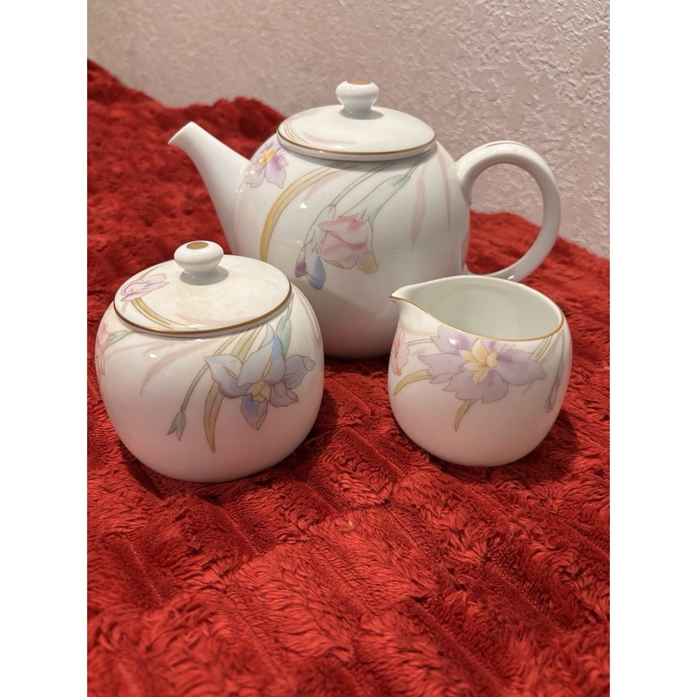 Mikasa Fine China L9561 Gabrielle Soft Floral Design Gold Rims 5 Piece Tea Set